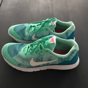Women’s Nike Athletic Shoes Mint Blue 9